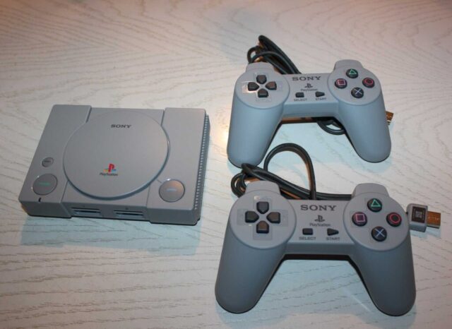 PlayStation_Classic_Konsole_mit_Controllern Die PlayStation Classic – eine kompakte Retro Konsole mit Kultfaktor.