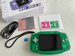 Lieferumfang des Anbernic RG34XX mit Handheld, USB-C-Kabel, Handschlaufe und Schutzfolie