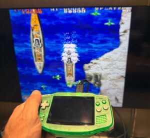 RG34XX am TV mit PlayStation-Spiel