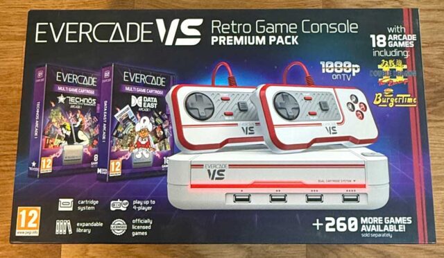 Evercade VS Premium Pack Box Front Vorderansicht des Evercade VS Premium Pack