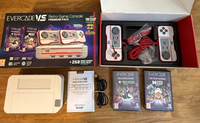 Evercade VS Premium Pack Inhalt Gesamter Lieferumfang des Evercade VS Premium Pack